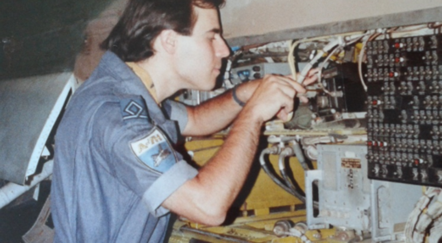 Παναγιώτης Μητρόπουλος: Μηχανή του Χρόνου. Σούδα 1989-1997: Αναμνήσεις ενός Μηχανικού Α-7Η (στα παρασκήνια των πτήσεων)