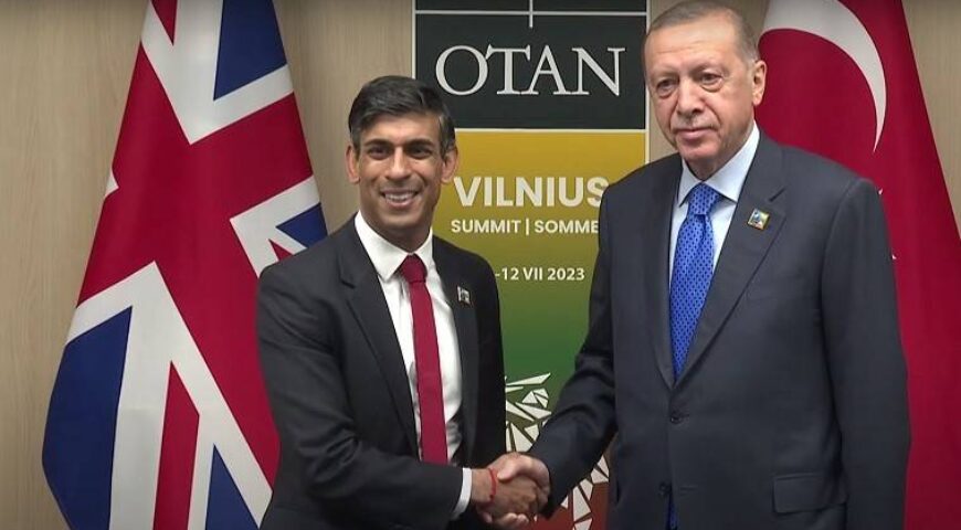 Μητσοτάκης-Σούνακ. Πίσω από τα Γλυπτά αχνοφαίνονται τα Eurofighter…