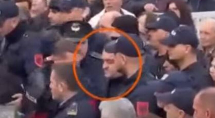 Ο Φρέντυ Μπελέρης στην κηδεία της γιαγιάς του με χειροπέδες