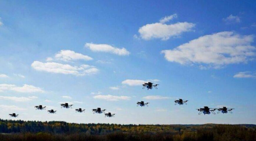 ΕΠΟΜΕΝΗ ΜΕΡΑ: Ένα βαν γεμάτο drones παρκάρει έξω από τη βάση της Τανάγρας. Πως αντιμετωπίζονται.