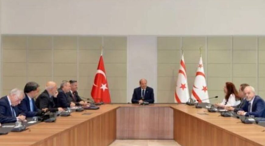 Δίπλα στον Τατάρ το Ελληνοτουρκικό Φόρουμ – Φωτογραφήθηκε με σύμβολα του ψευδοκράτους