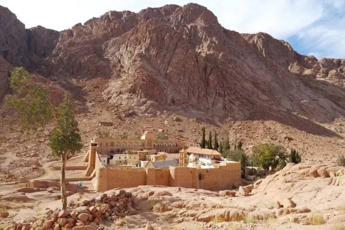 La Croix Πίστη, σκυρόδεμα και διπλωματία… Η «Μεγάλη Μεταμόρφωση», αυτό το έργο που απειλεί το όρος Σινά.