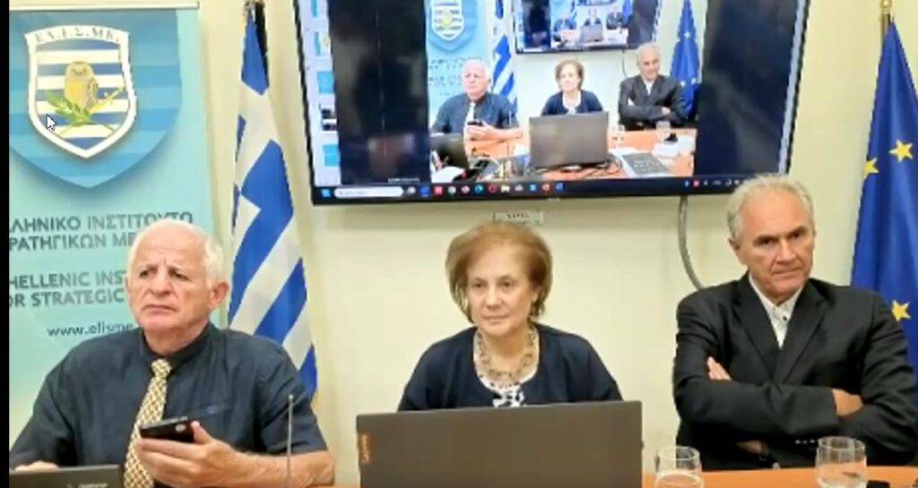 Ο Στέλιος Φενέκος είναι Υποναύαρχος ε.α. και Πρόεδρος ΙΝΑΠ. Η Ντόρα Βακιρτζή είναι Χημικός και Αντιπρόεδρος ΙΝΑΠ.